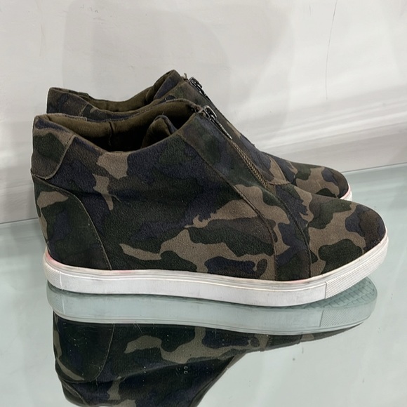 Blondo Glenda Waterproof Sneaker Bootie Shoes Camo Green Leather Vamp Zipper 11 - Picture 2 of 15